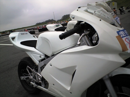 シフトアップ GP ラインロングシートカウル